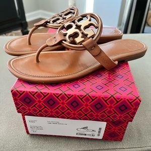 Tori Burch Millers. 9.5 Tan/Rose Gold